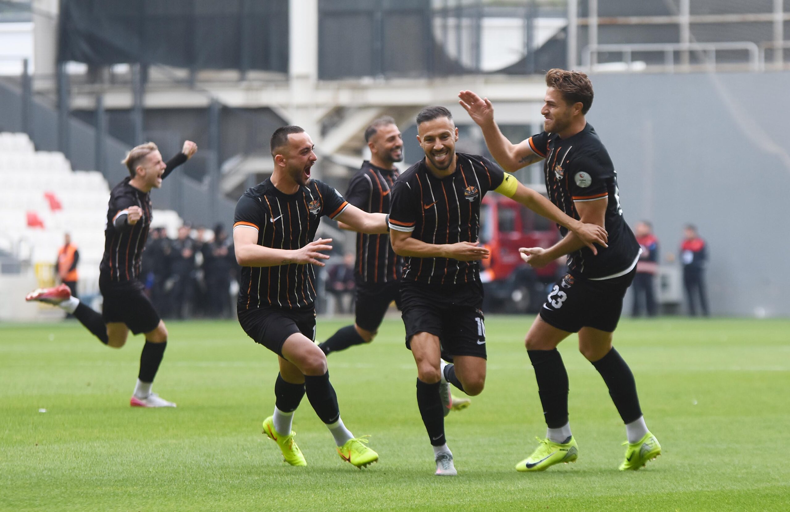 İzmir Çoruhlu FK, Finale Yükselme Mücadelesi Veriyor