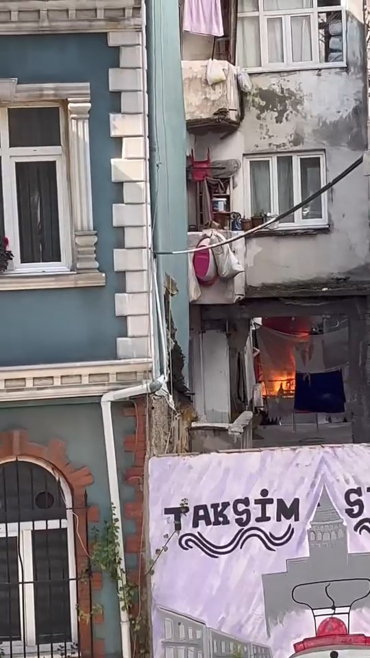 Beyoğlu'nda 5 Katlı Binada Yangın Kontrol Altına Alındı