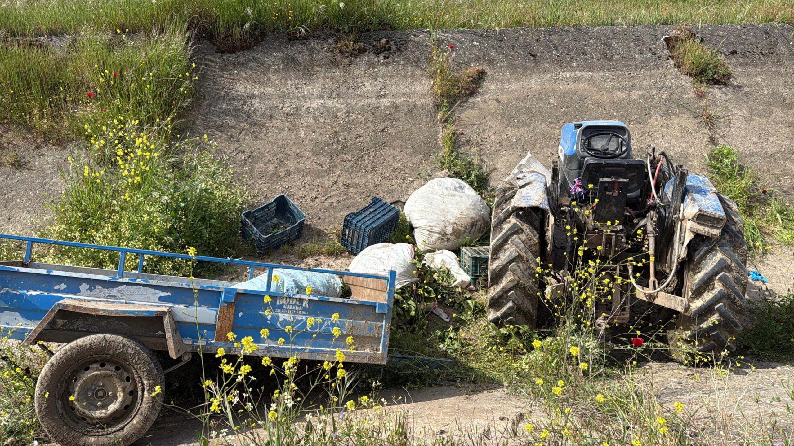 Turgutlu'da Traktör Kanala Devrildi: 2 Kadın Yaralandı