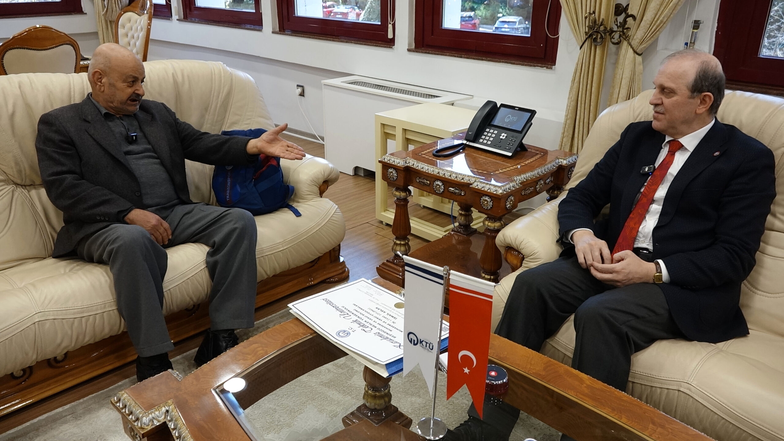 77 Yaşında Üniversite Mezunu Arzuhalciye Rektörden Özel Davet