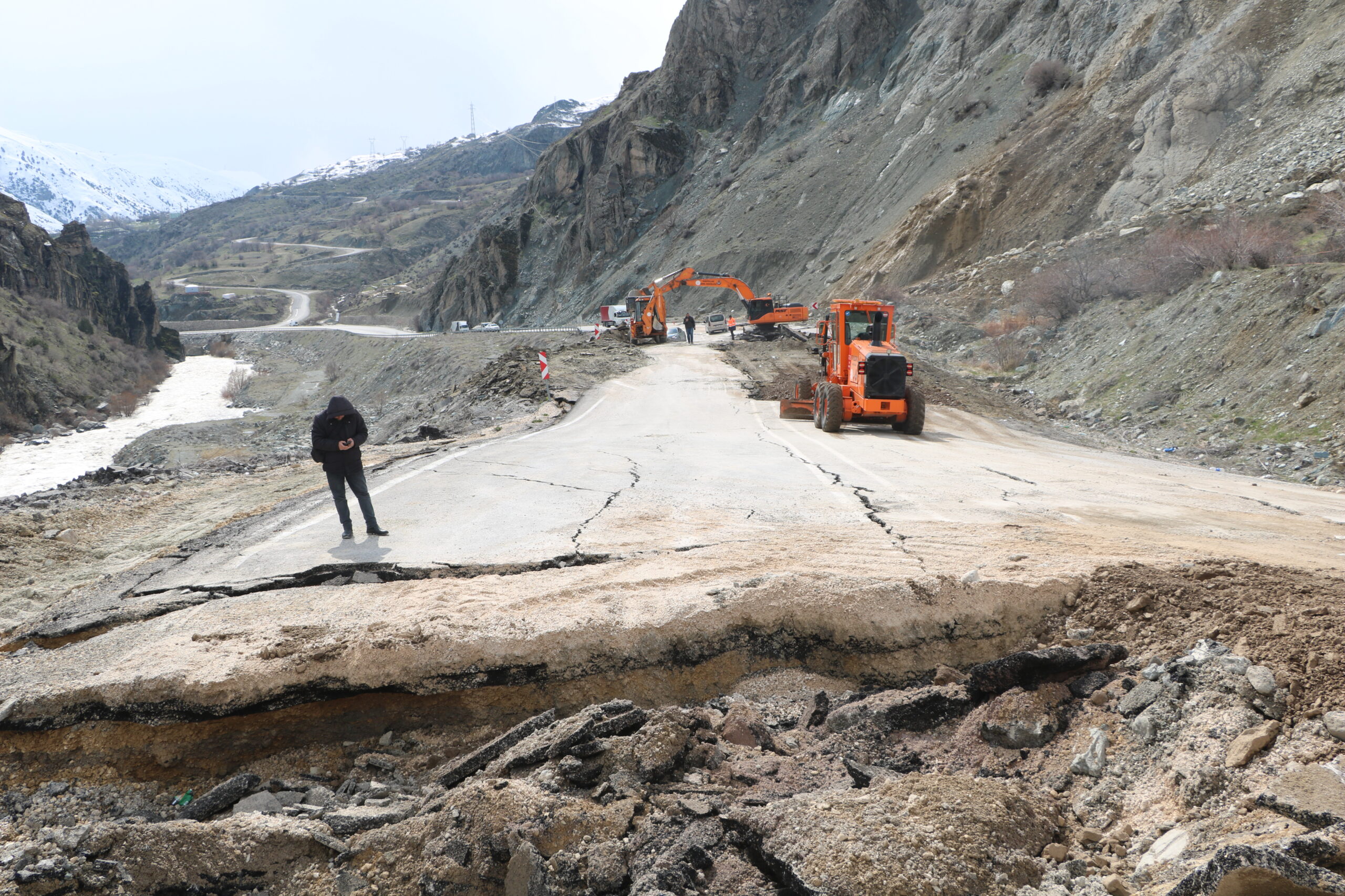 Hakkari-Van Kara Yolunda Heyelan: Ulaşım Kontrollü Devam Ediyor
