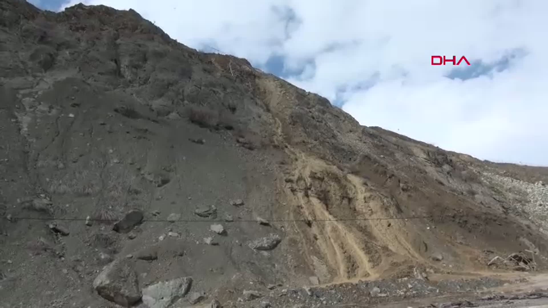 Hakkari-Van Kara Yolunda Heyelan: Ulaşım Kontrollü Sağlanıyor