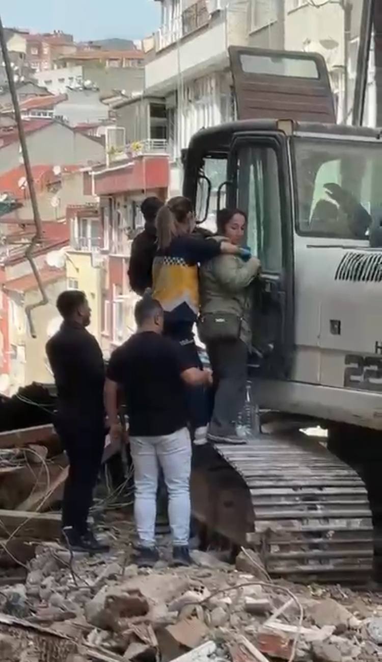 Gaziosmanpaşa'da Yıkım Sırasında Talihsiz Kaza: Kepçe Operatörünün Bacağı Kırıldı