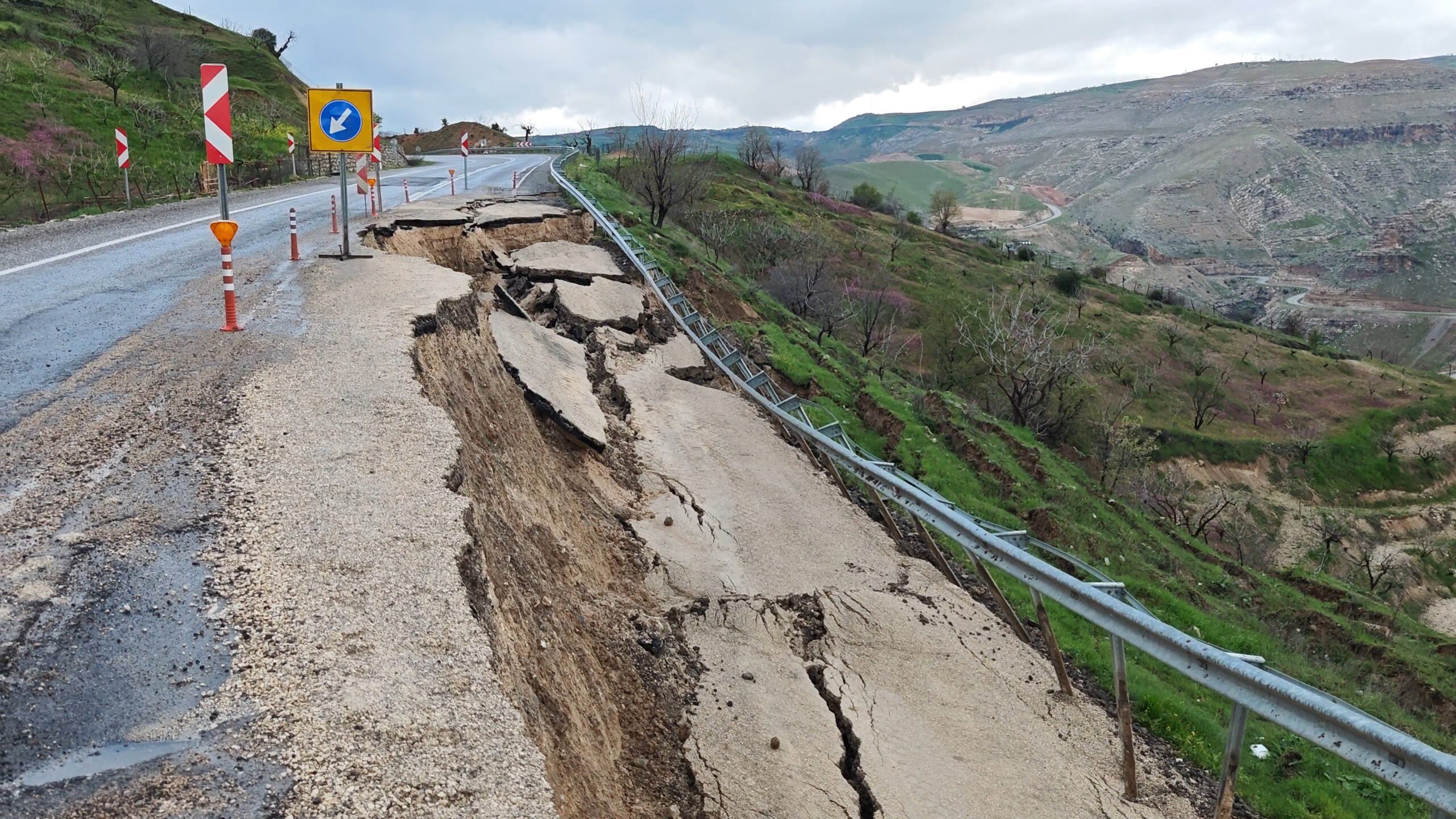 Siirt'te Heyelan Sonucu Kara Yolunda Çökme Oluyor