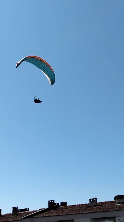 Zonguldak'ta Yamaç Paraşütçüsüne Çay Daveti