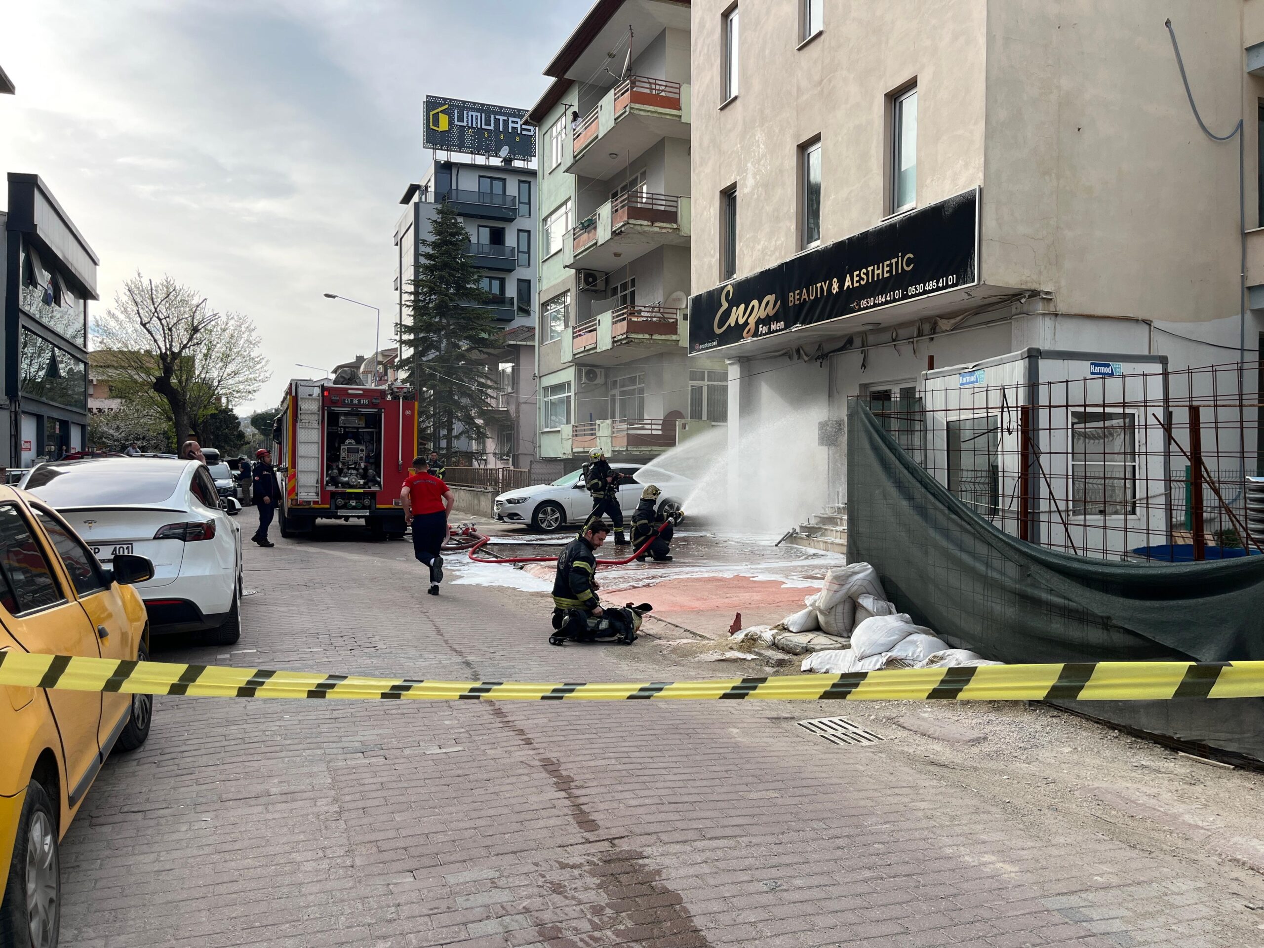 Kocaeli'de Doğal Gaz Kutusundaki Patlama, Park Halindeki Araçta Hasara Neden Oldu