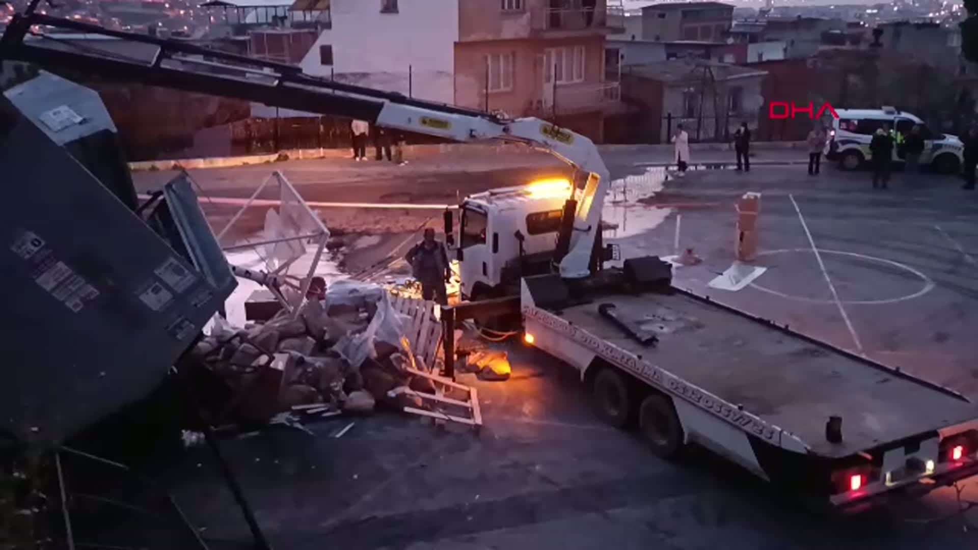 İzmir'de Freni Boşalan Kamyon, Trafoya Çarpıp Okul Bahçesine Düştü
