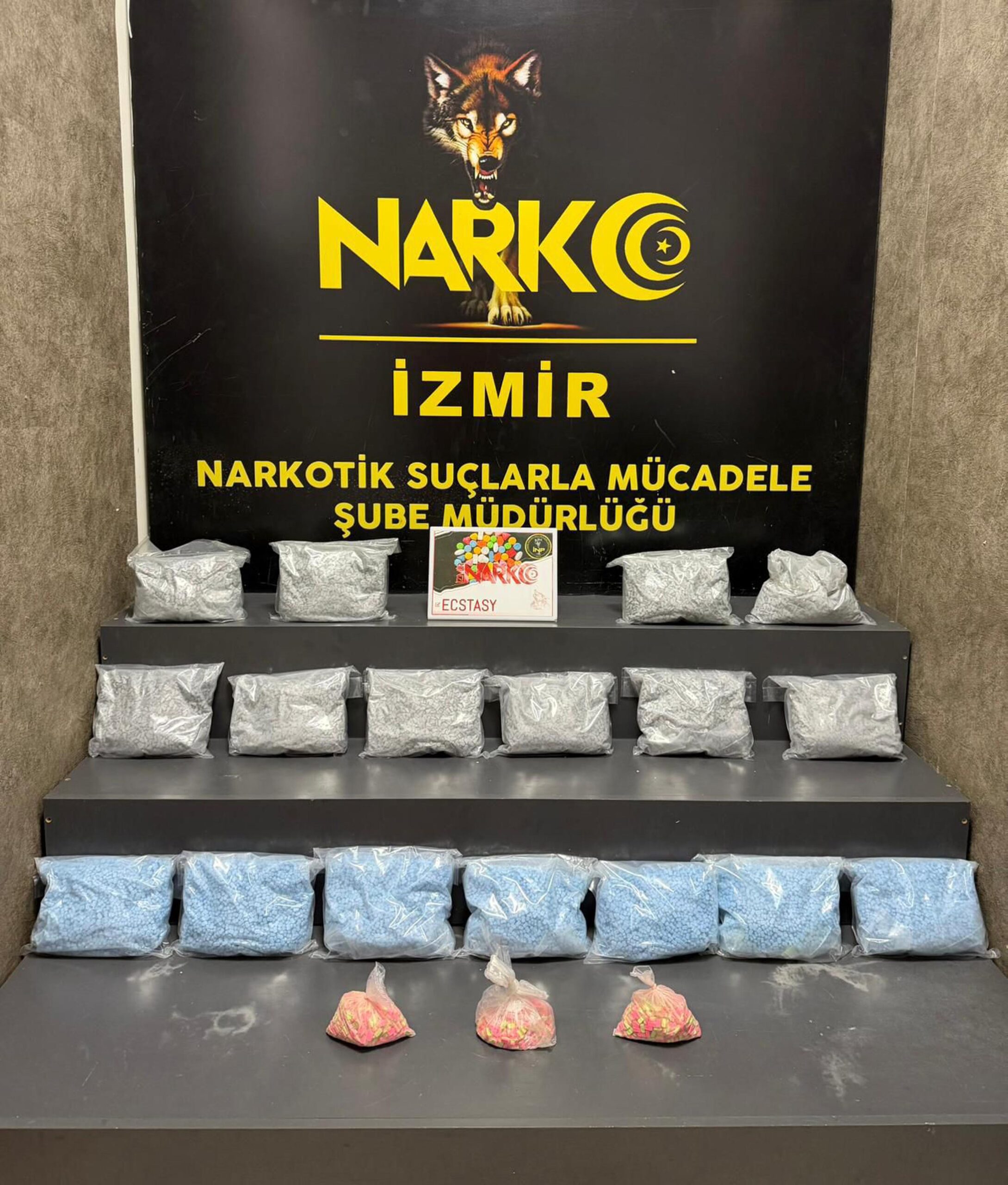 İzmir'de Uyuşturucu Operasyonu: 101 Bin Uyuşturucu Hap Ele Geçirildi