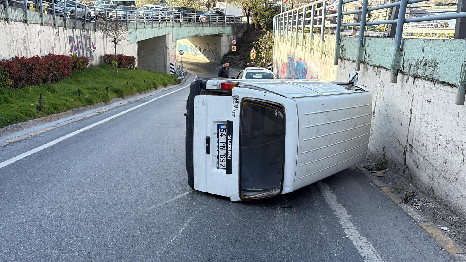Beyoğlu’nda Kaldırıma Çarpan Araç Yan Yattı