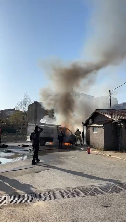 Sancaktepe'de Seyir Halindeki Kamyonette Yangın: Yangın Kısa Sürede Kontrol Altına Alındı