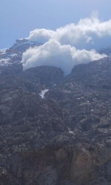Hakkari'de Çığ Felaketi: Zap Suyu'nun Akışı Kesildi