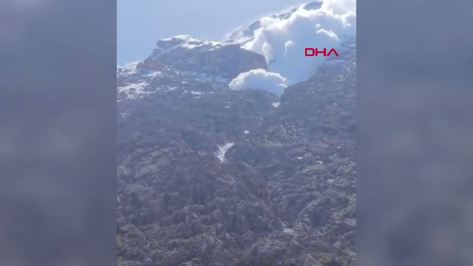 Hakkari'de Sümbül Dağı'ndan Kopan Dev Çığ Zap Suyu'nu Durdurdu