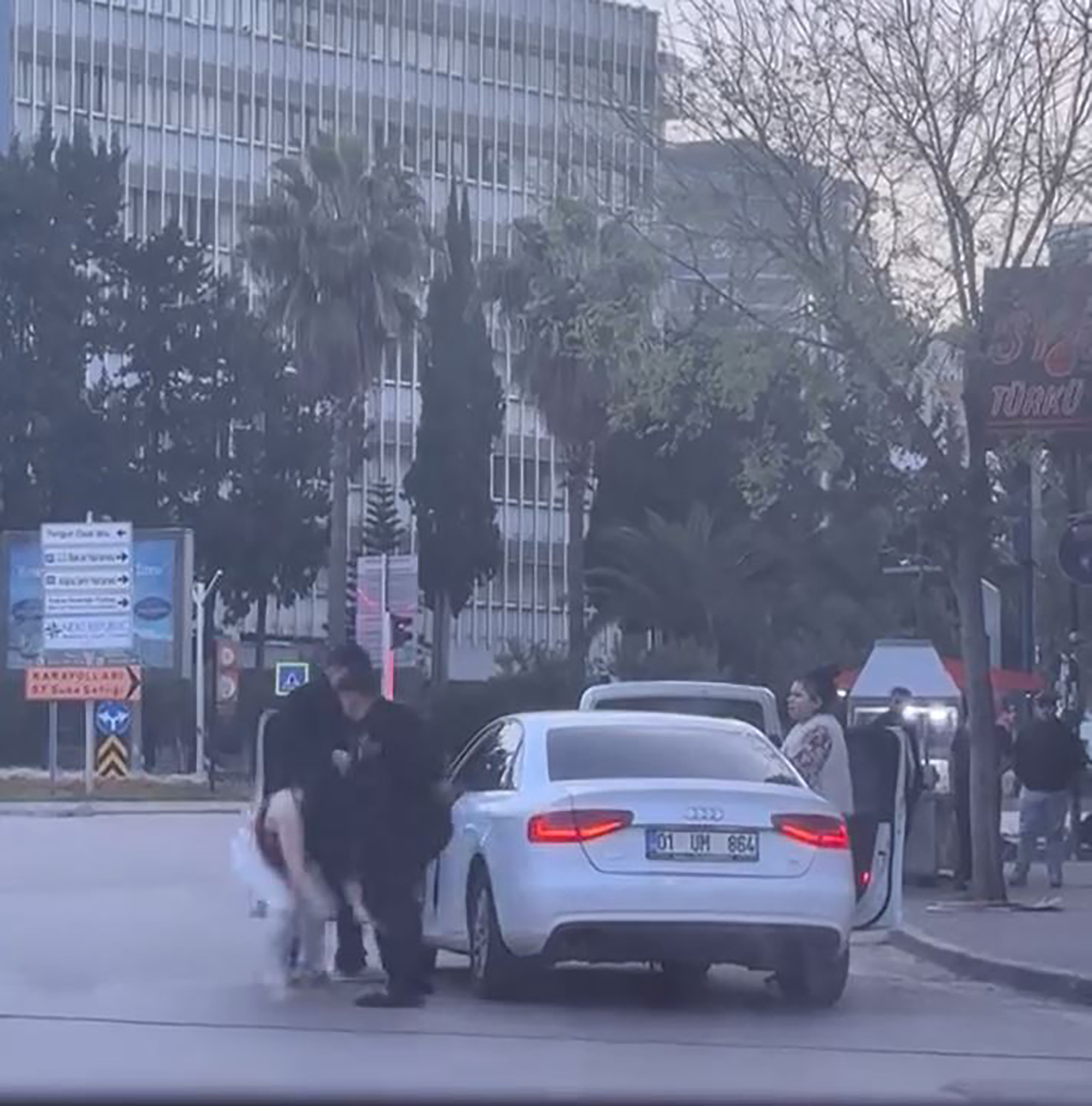Adana'da Tartışma Korkunç Bir Olaya Dönüştü: Kadın Yere İndirildi