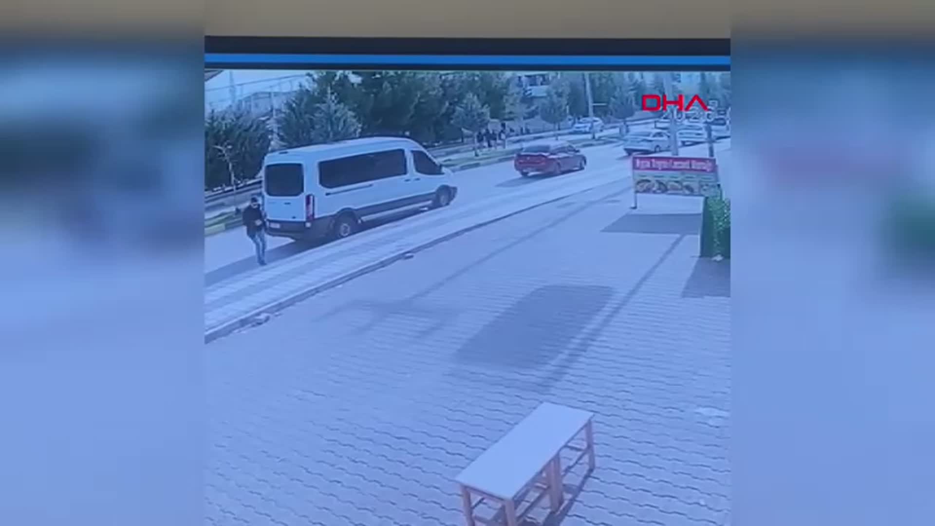 Diyarbakır'da Otomobil Kaldırımdaki İki Çocuğa Çarptı