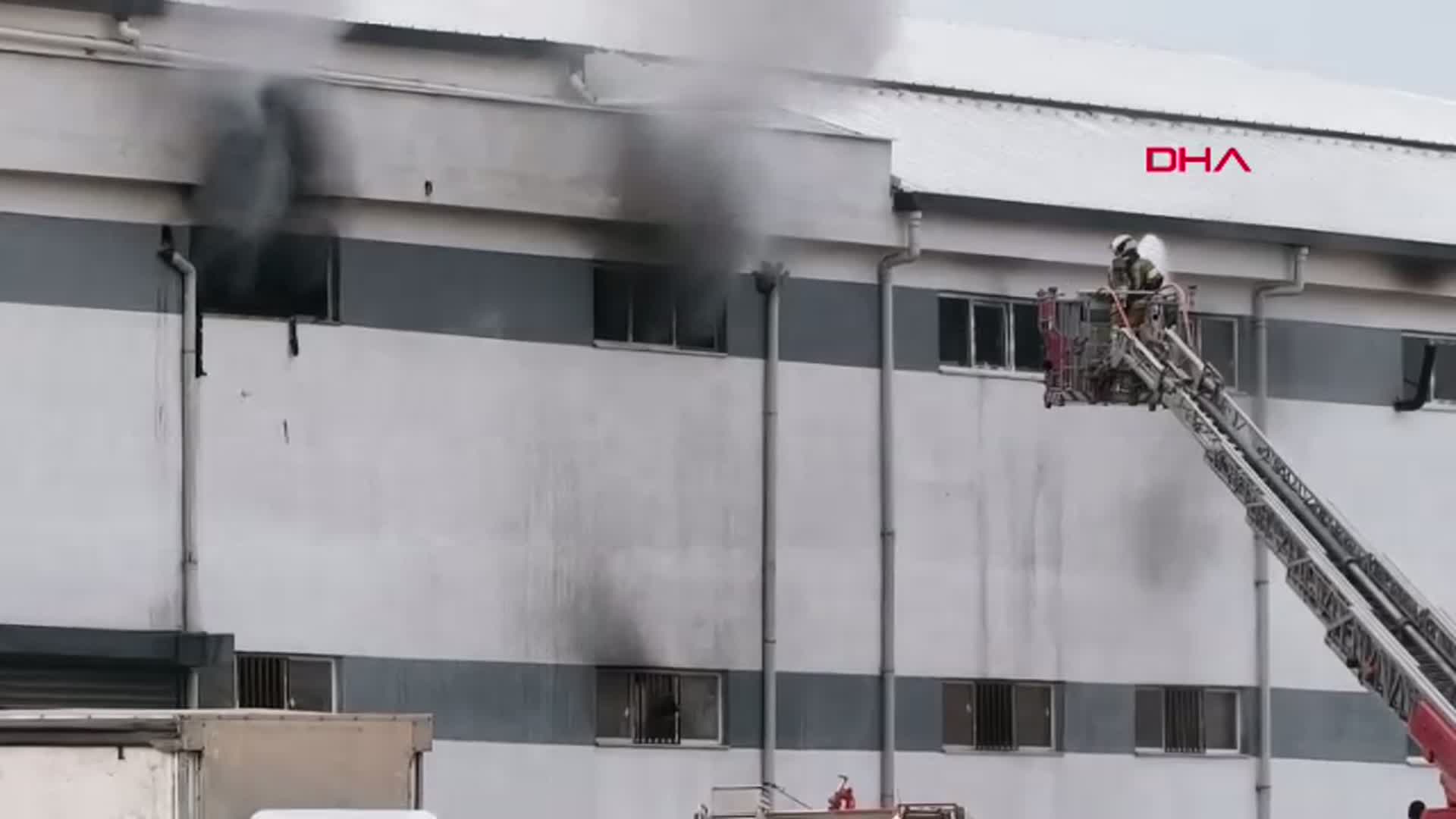 Bursa’da Mobilya Fabrikasında Yangın: İşçi Yaralandı