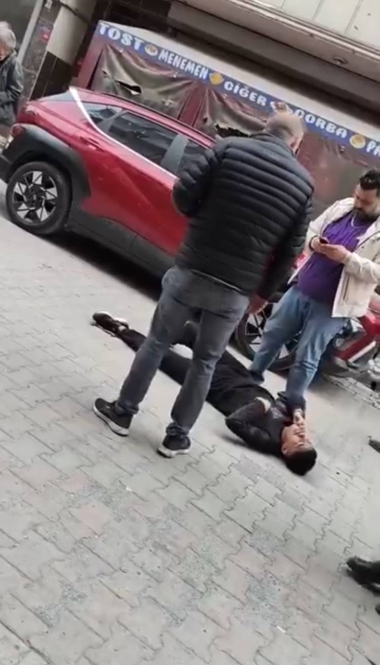 Sultangazi'de Mesajla Tehdit Edilen Genç Silahlı Saldırıya Uğradı