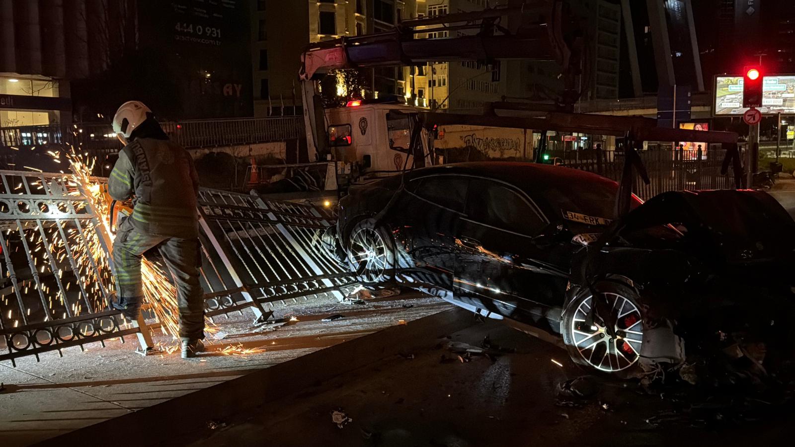 Şişli'de Lüks Araç Demir Korkuluklara Çarpıp Üç Yaralıyla Sonuçlandı