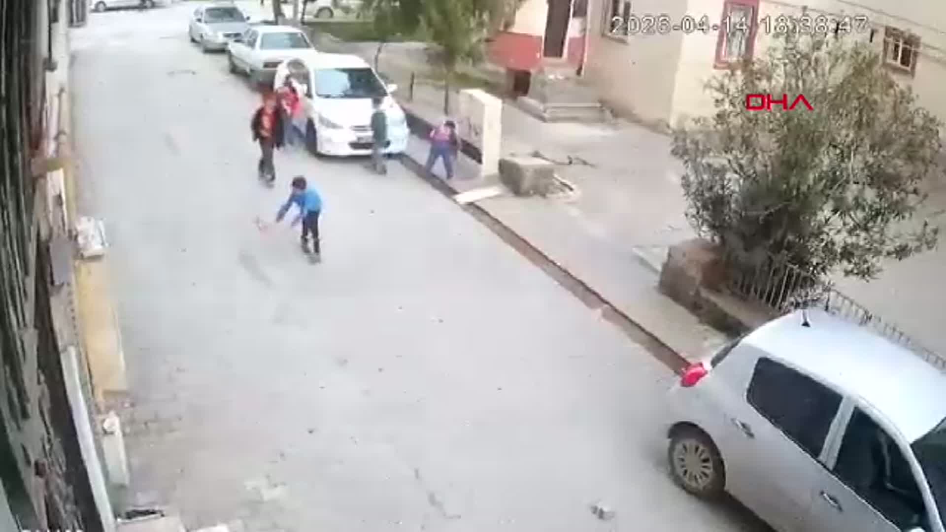 Şanlıurfa'da Açık Elektrik Panosuna Temas Eden Çocuk Yaralandı
