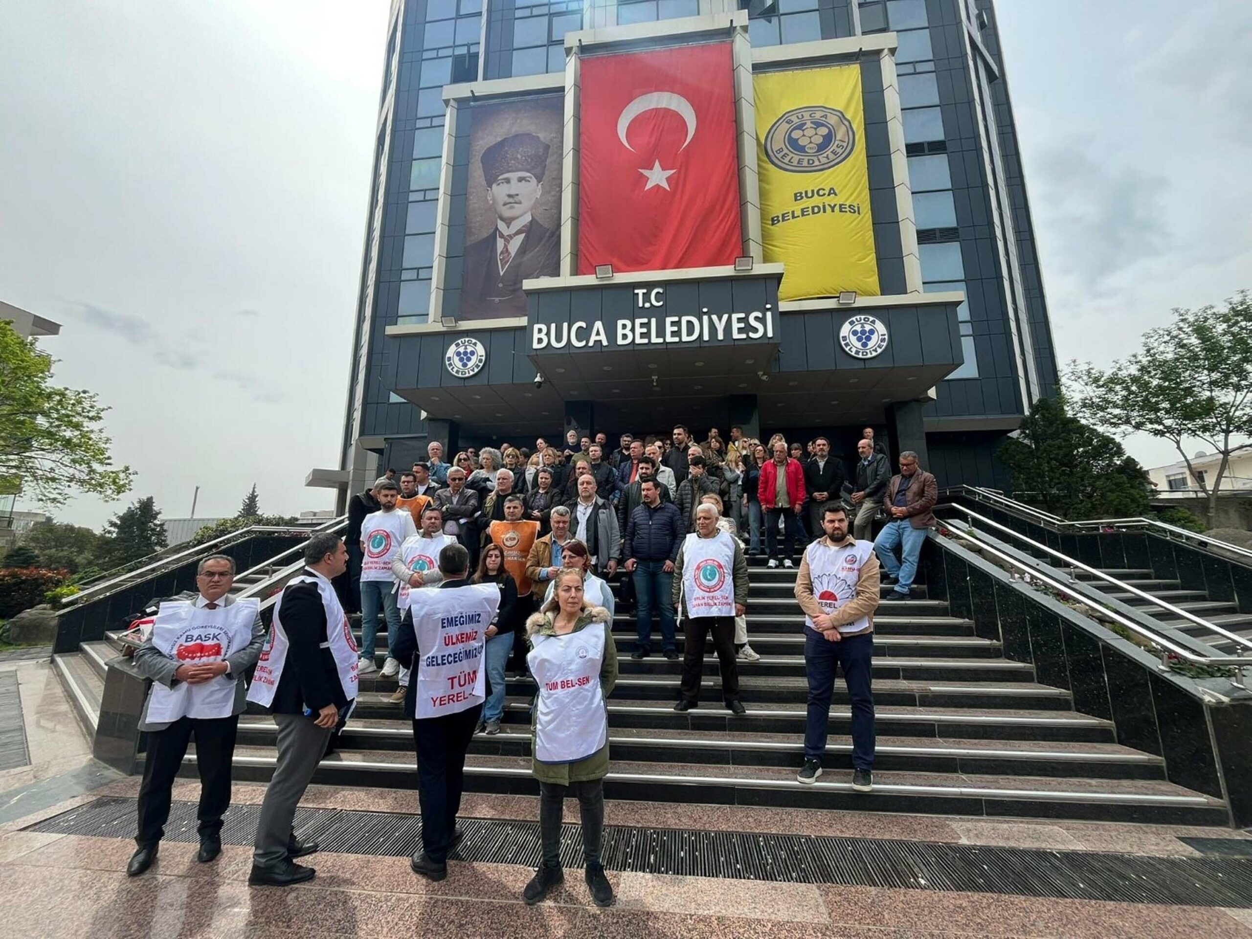 Buca Belediyesi'nde Memurlar İş Bırakma Eylemi Gerçekleştiriyor