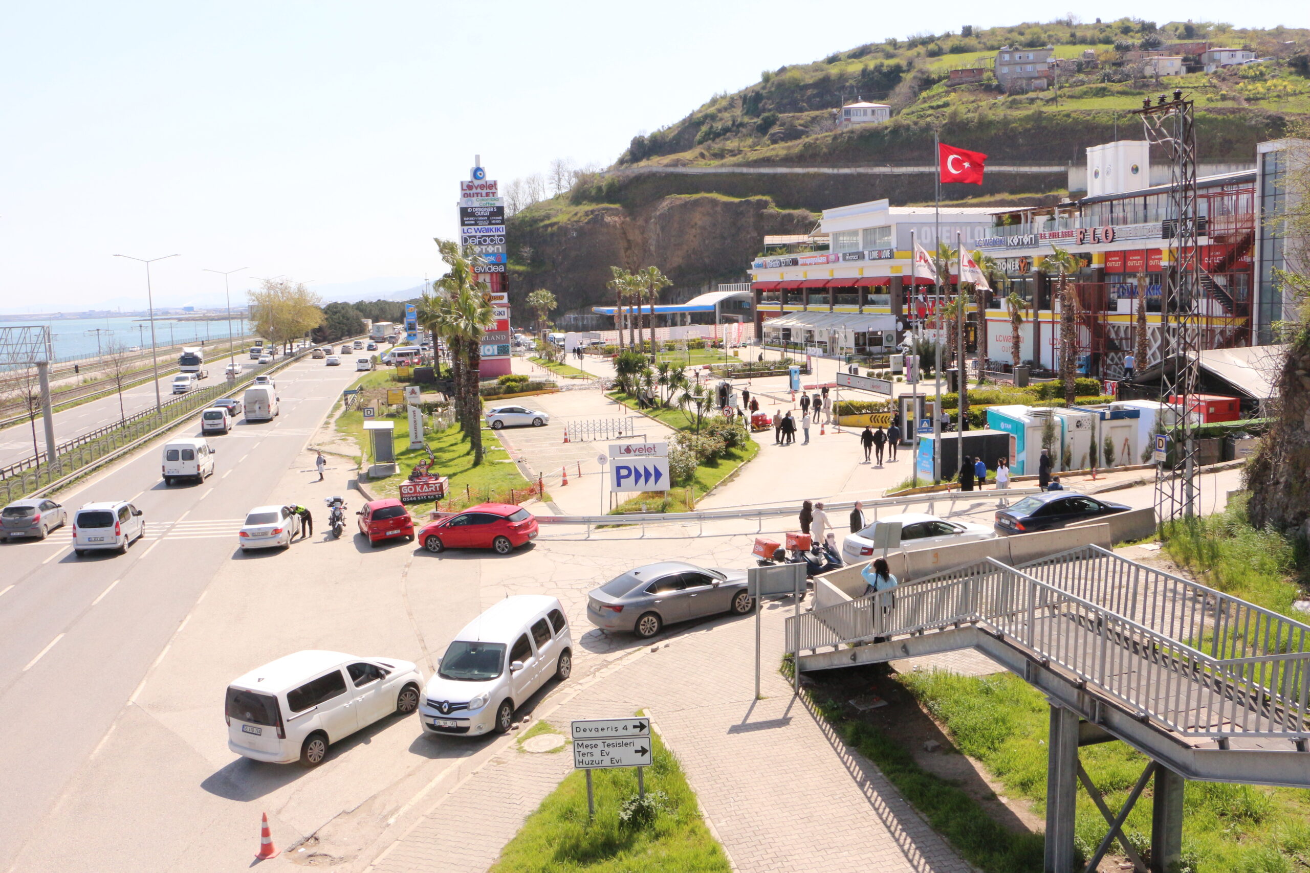 Samsun'da Heyelan Sonrası AVM'nin Araç Giriş Çıkışları Kapatıldı