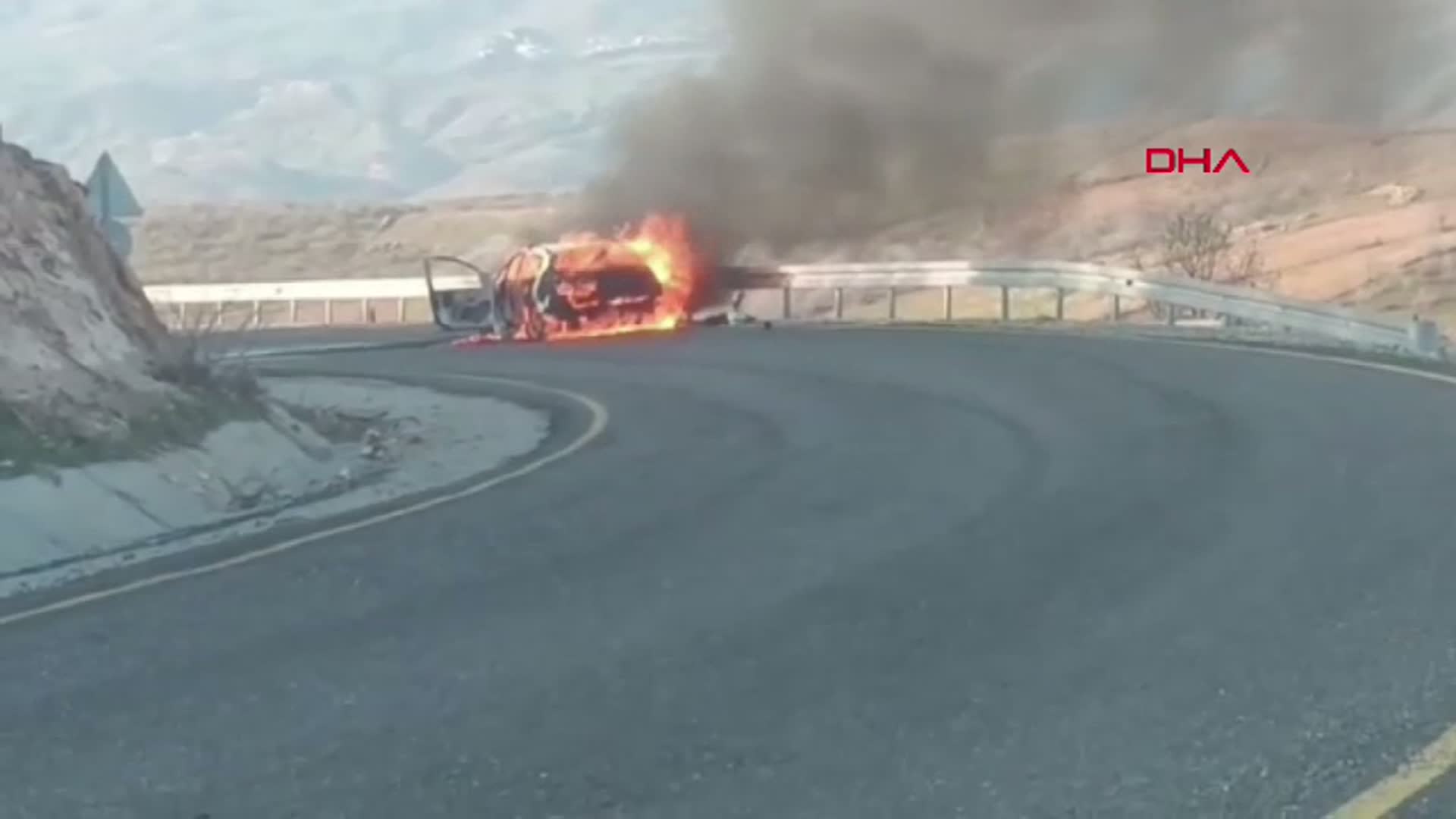 Siirt'te Seyir Halindeki Otomobil Yangını Korkuttu