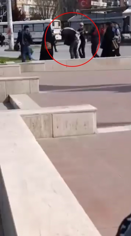 Yalova'da Yolda Yürüyen Kadına Fotoğraf Çeken Adam Darbedildi