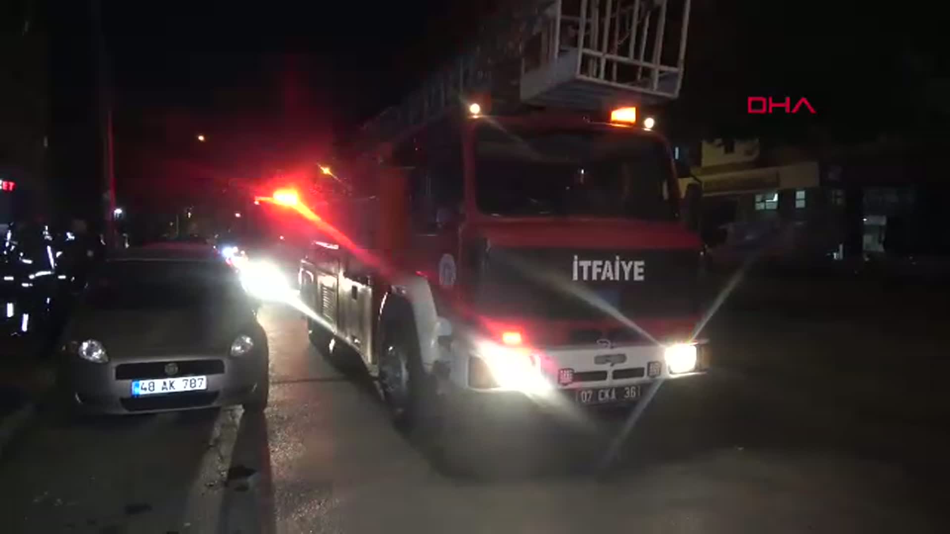 Antalya'da Priz Yangını Mutfağı Sardı