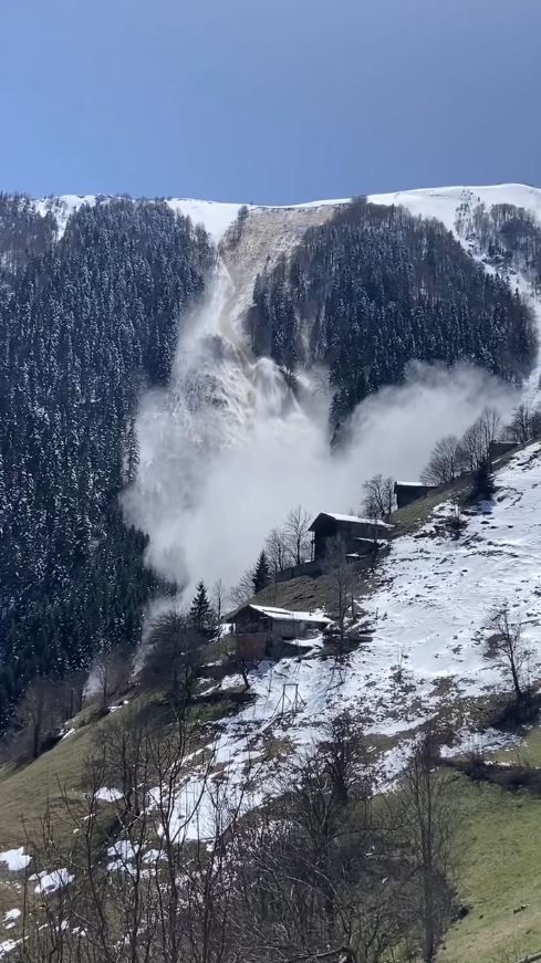 Trabzon'da Çığ Düşüş Anı Gözüktü