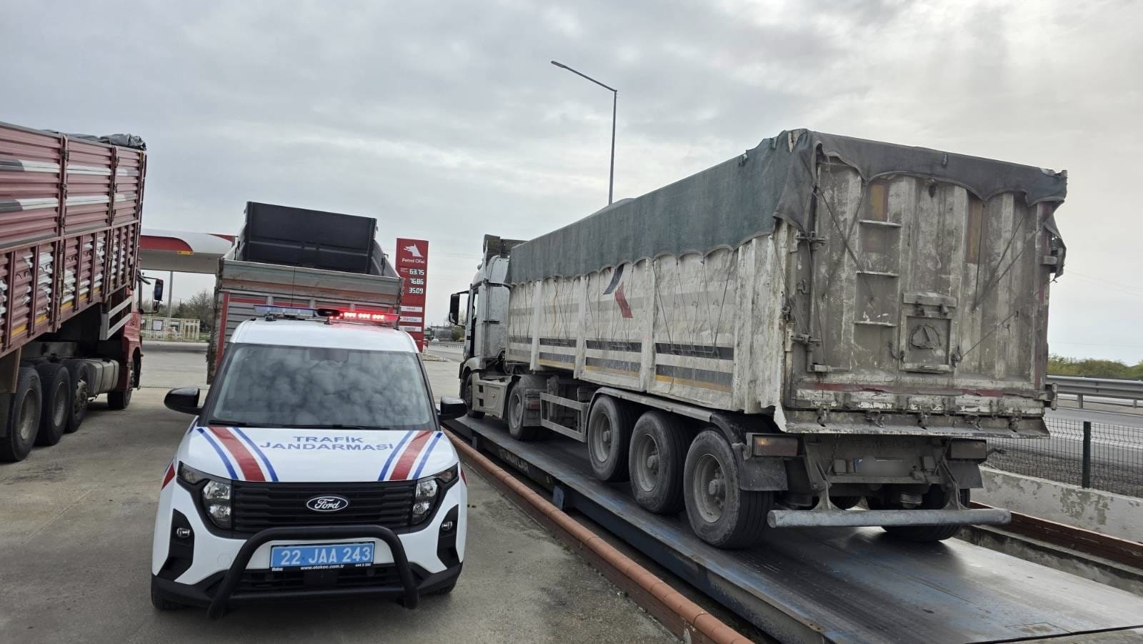 Edirne'de Taşıma Sınırını Aşan Kamyonlara Büyük Ceza