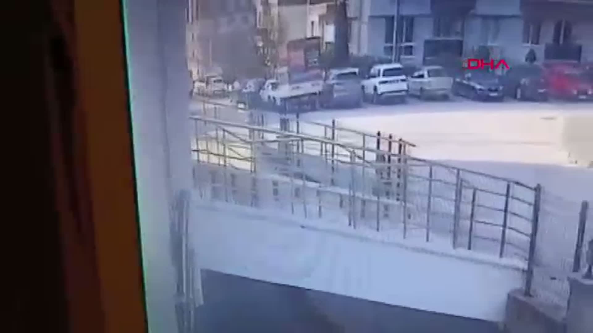 Bolu'da Motosiklet Kazası: İki Yaralı, Güvenlik Kamerasında Anbean Kaydedildi