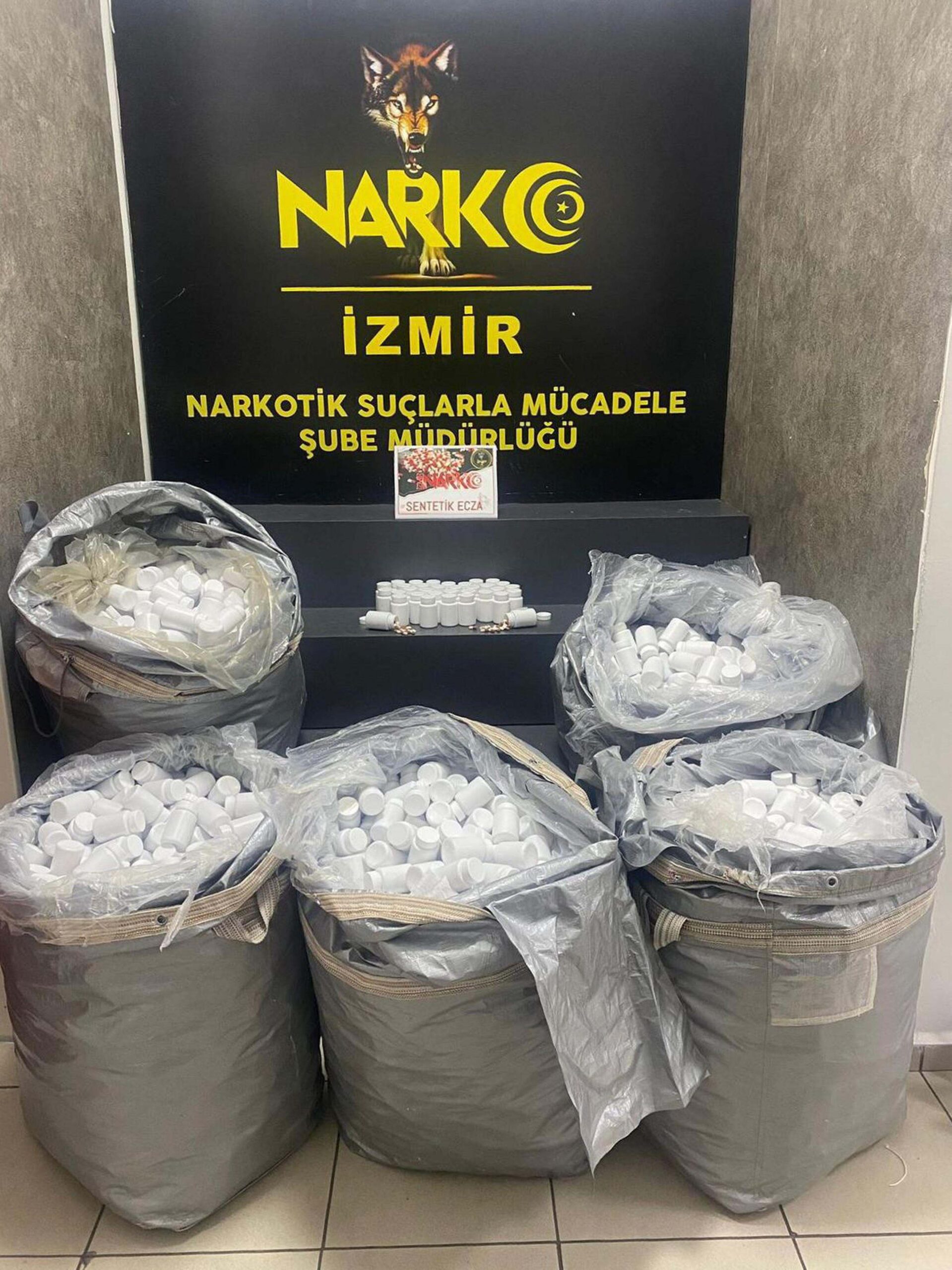 İzmir'de Uyuşturucu Operasyonu: 156 Bin 600 Sentetik Hap Ele Geçirildi