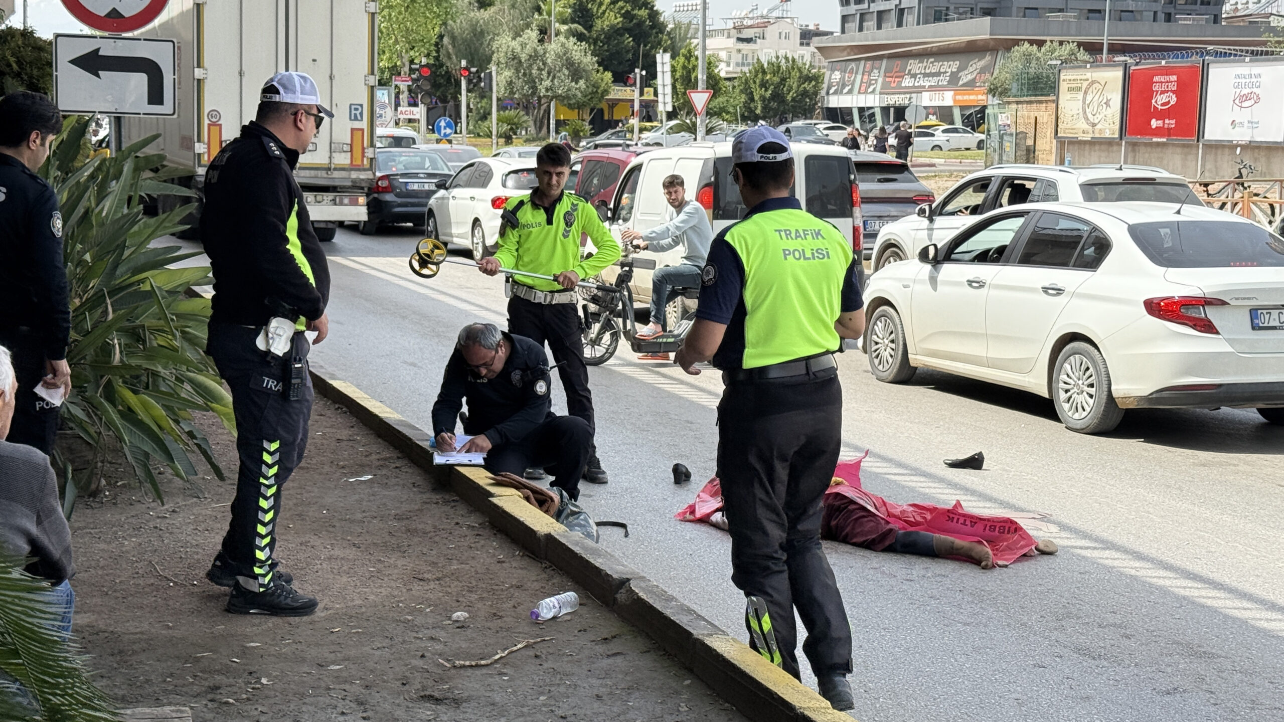 Antalya'da TIR Çarpması sonucu Mendil Satan Kadın Hayatını Kaybetti