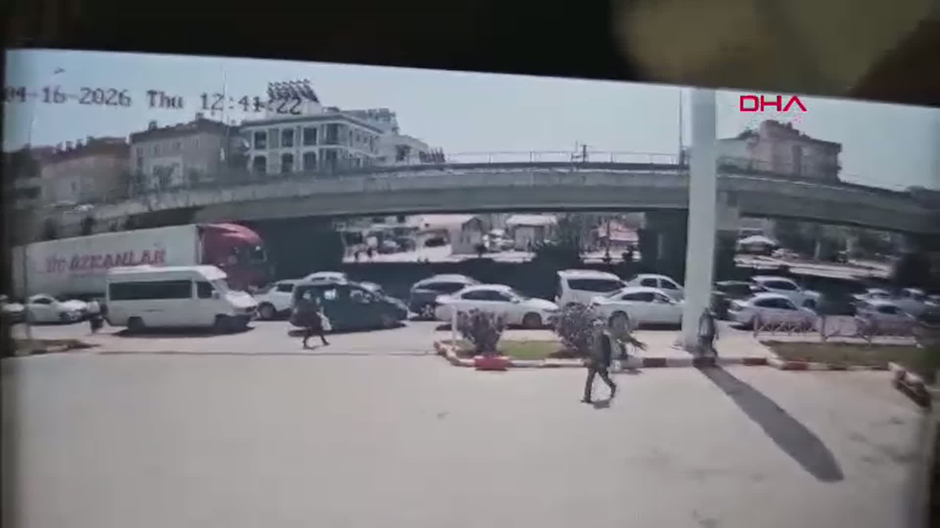 Antalya'da TIR Faciası: Mendil Satıcısı Kadın Hayatını Kaybetti