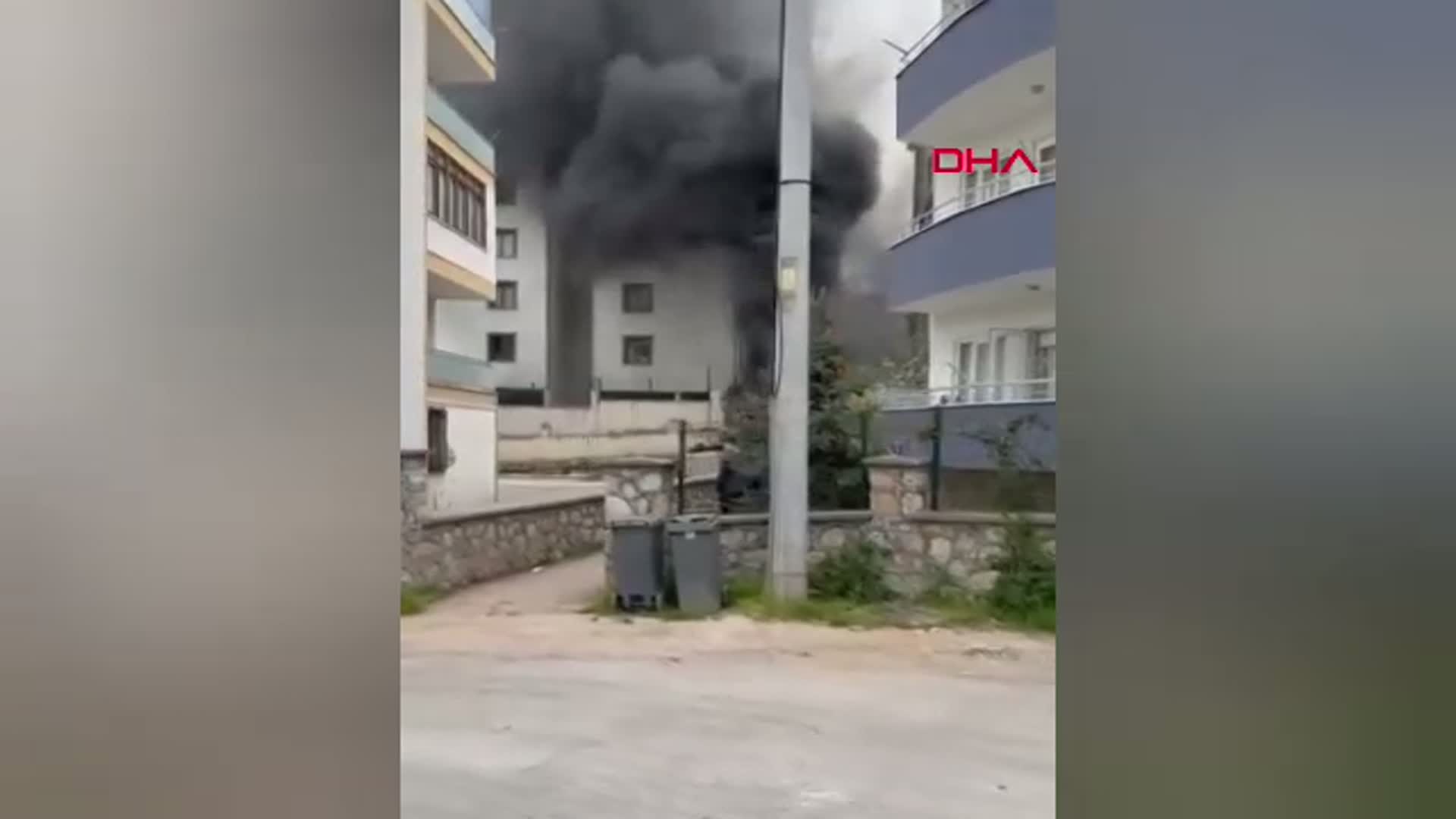 Bursa'da Site Bahçesindeki Depo Yangını Korkuttu