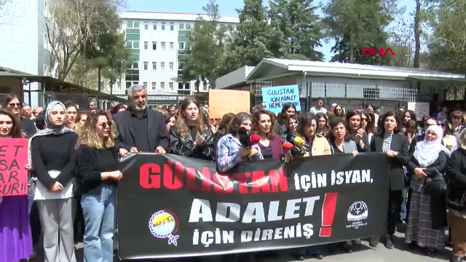 Diyarbakır'da Gülistan Doku için Adliye Önünde Açıklama Yapıldı