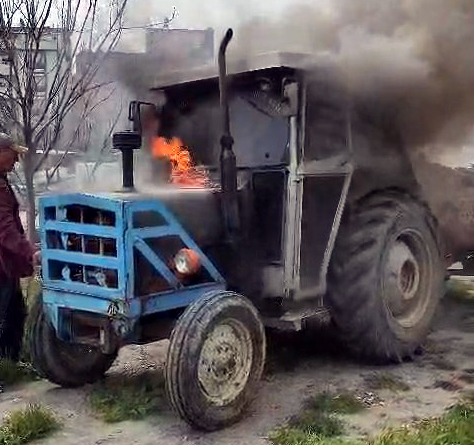 Avcılar'da Park Halindeki Traktör Kül Oldu