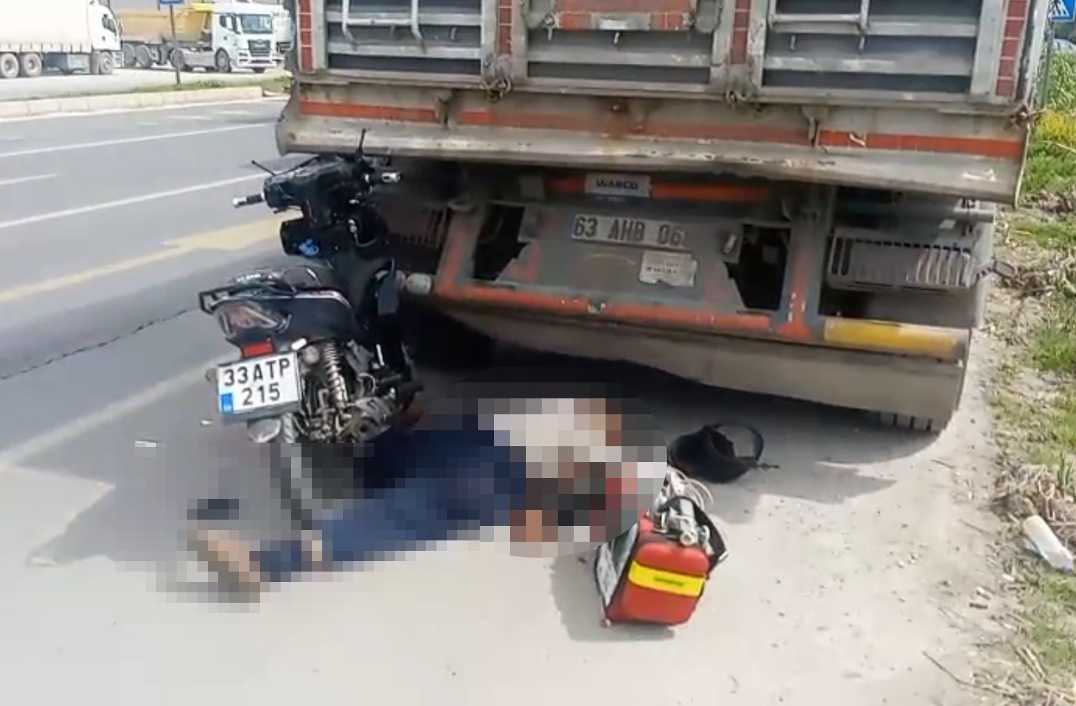 Park Halindeki Kamyona Çarpan Motosiklet Sürücüsü Hayatını Kaybetti