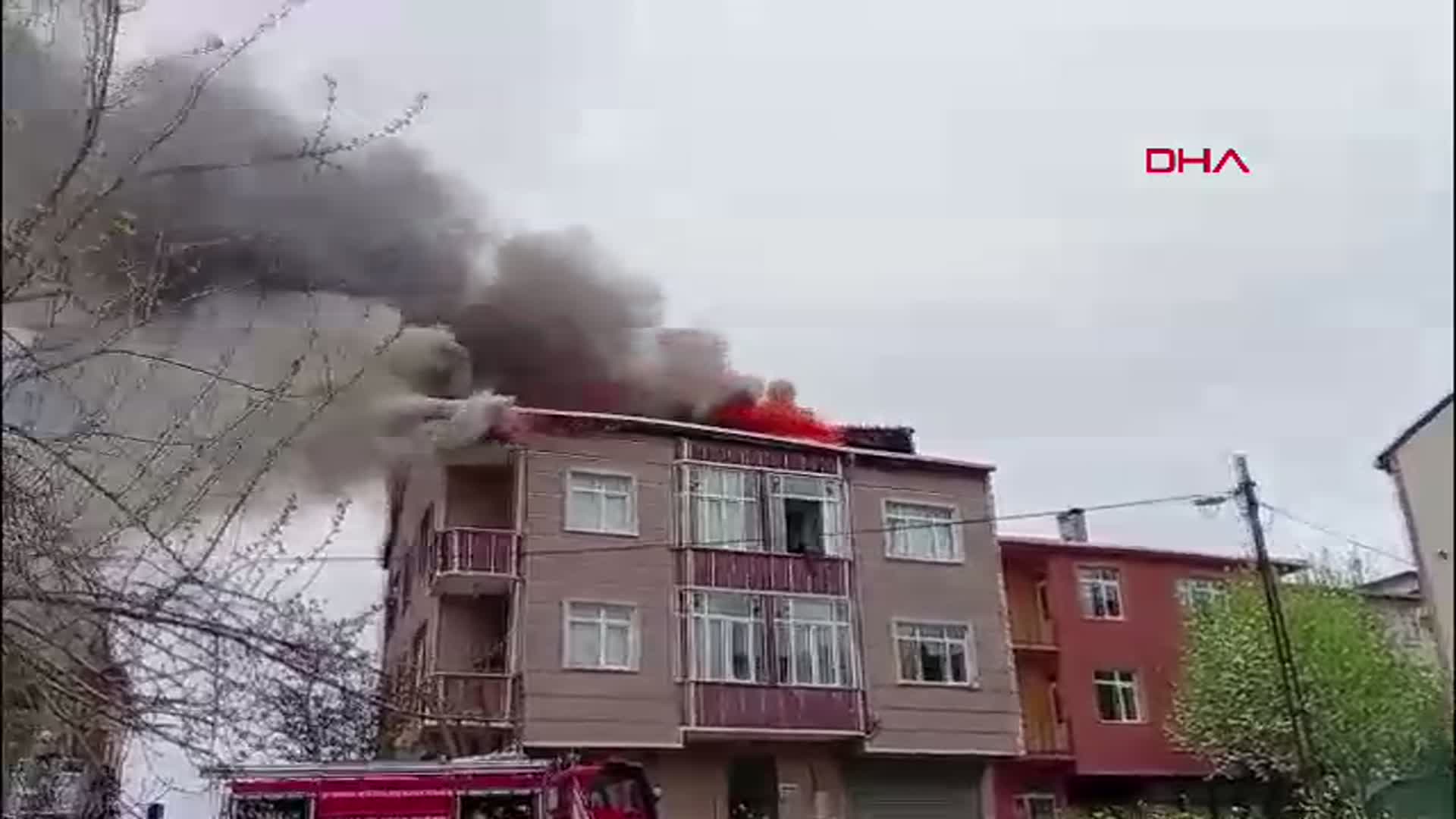 Ümraniye'de 3 Katlı Bina Çatısında Yangın: Müdahale Devam Ediyor
