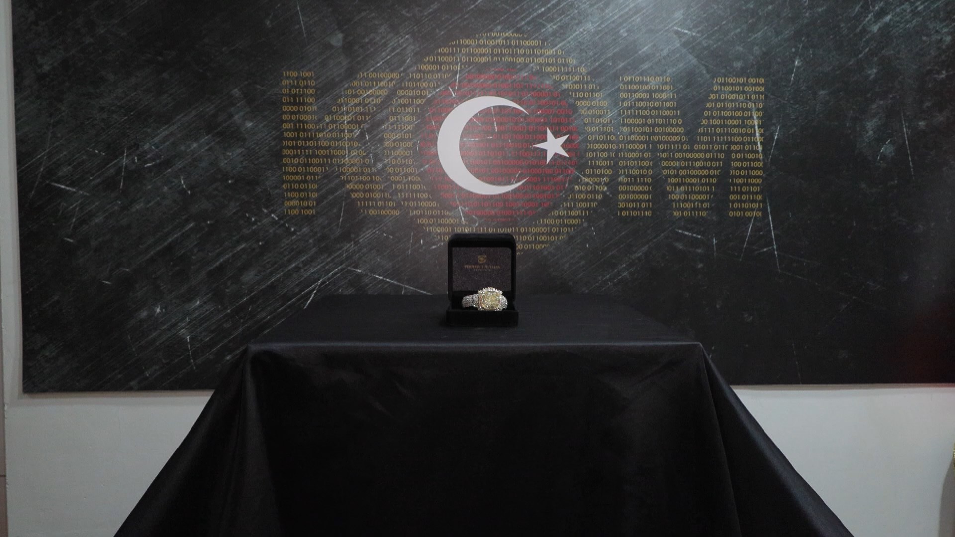 İstanbul'da Kaçak Yolla Getirilen 80 Karatlık Pırlanta Emniyette Sergilendi
