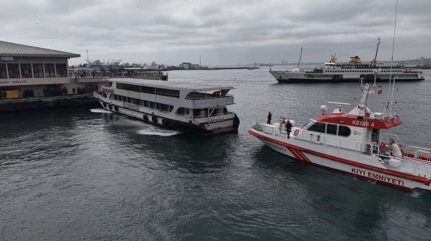 Kadıköy İskelesi'nde Yolcu Teknesi Yangını Kontrol Altına Alındı