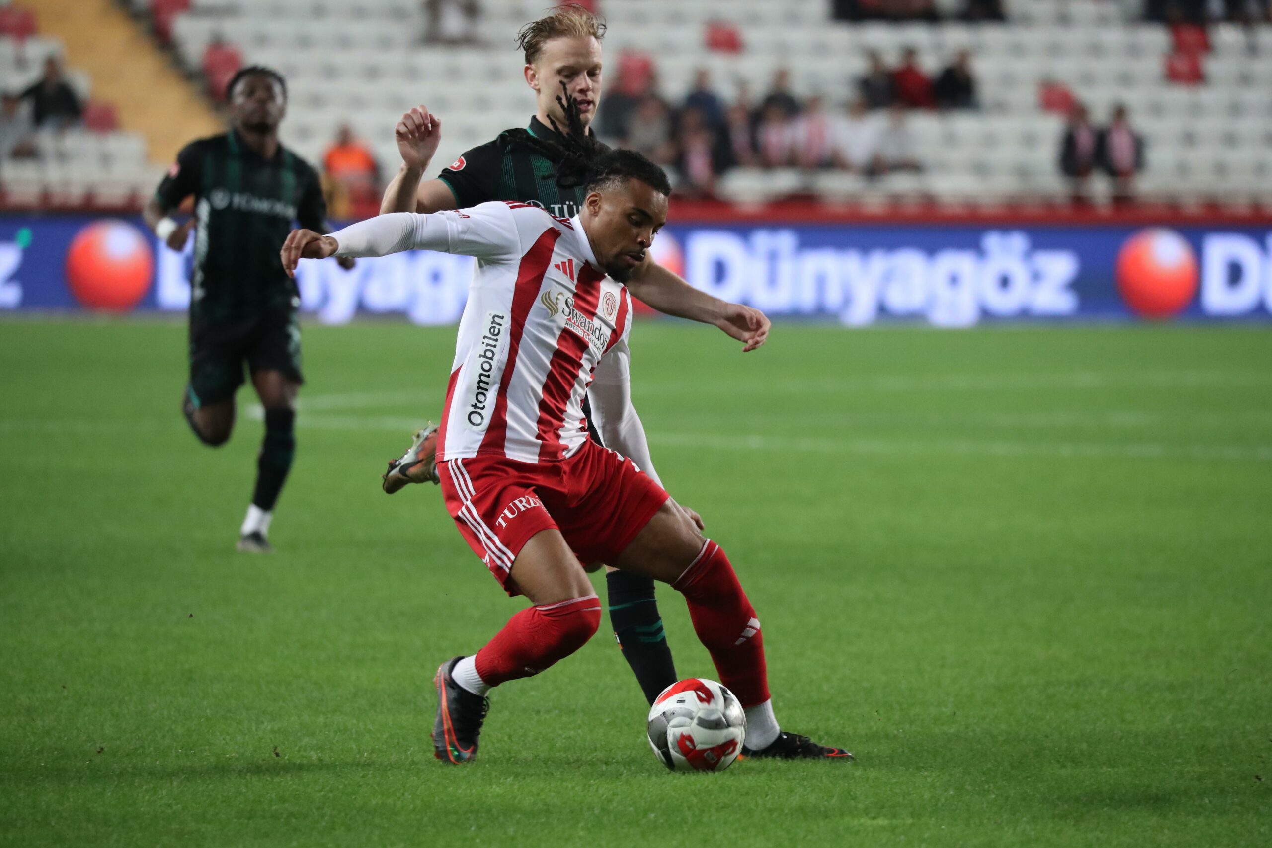 TÜMOSAN Konyaspor, Hesap.com Antalyaspor'u 2-0 Geçti