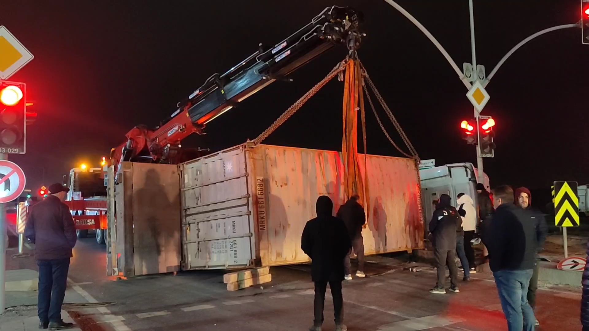 Arnavutköy'de TIR Kazası: Yol Traffik Açıldı