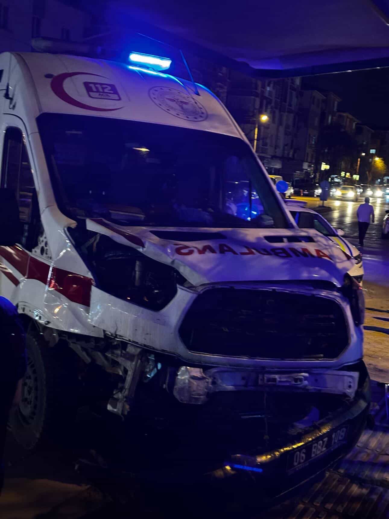 Ankara'da Ambulans ve Hafif Ticari Araç Çarpıştı: 4 Yaralı