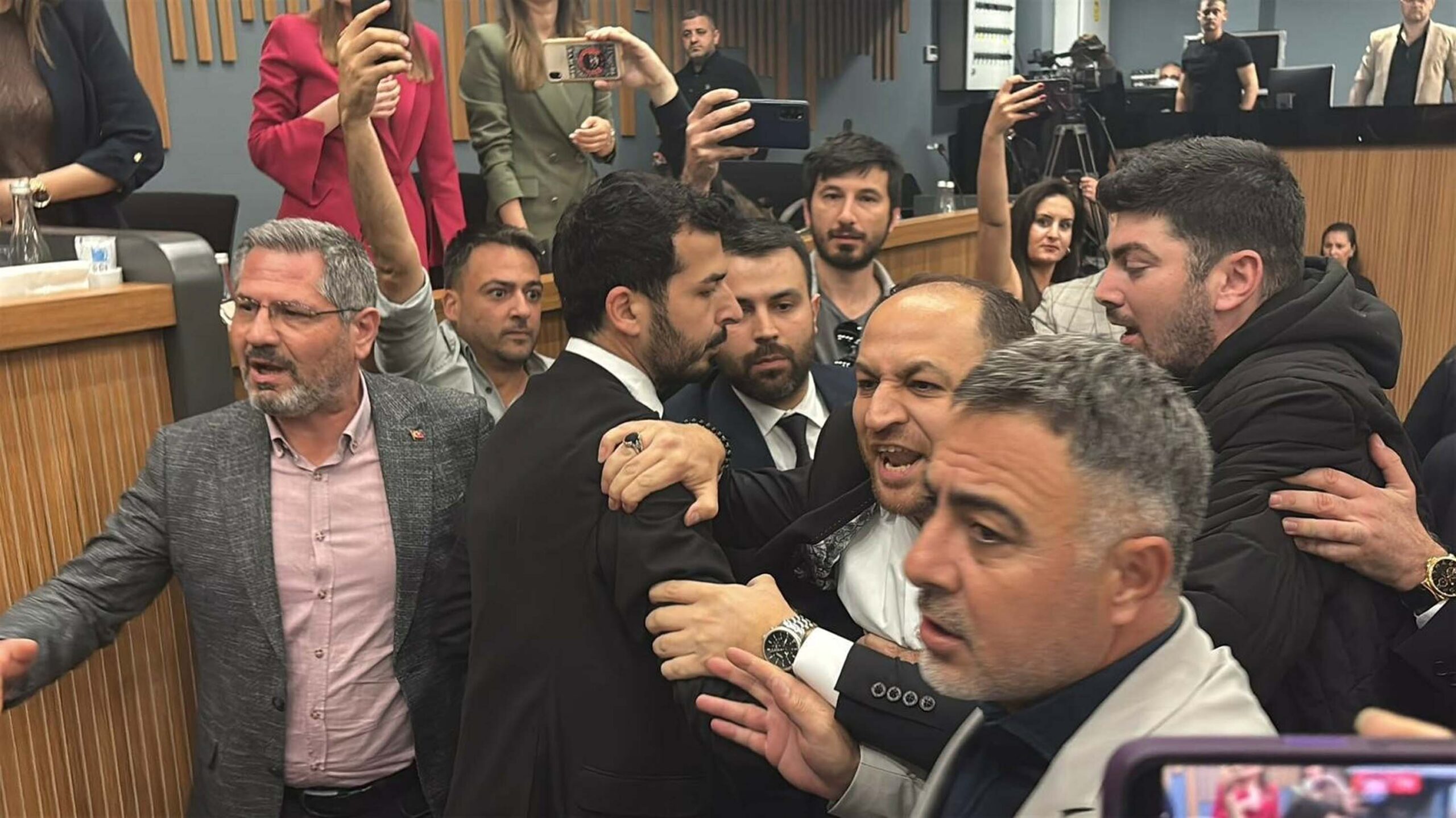 İzmir Büyükşehir Belediye Meclisi'nde Tartışmalar ve Gerginlikler