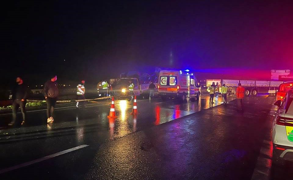 Nurdağı'nda TIR ile Kamyonet Çarpıştı: 1 Ölü, 1 Yaralı