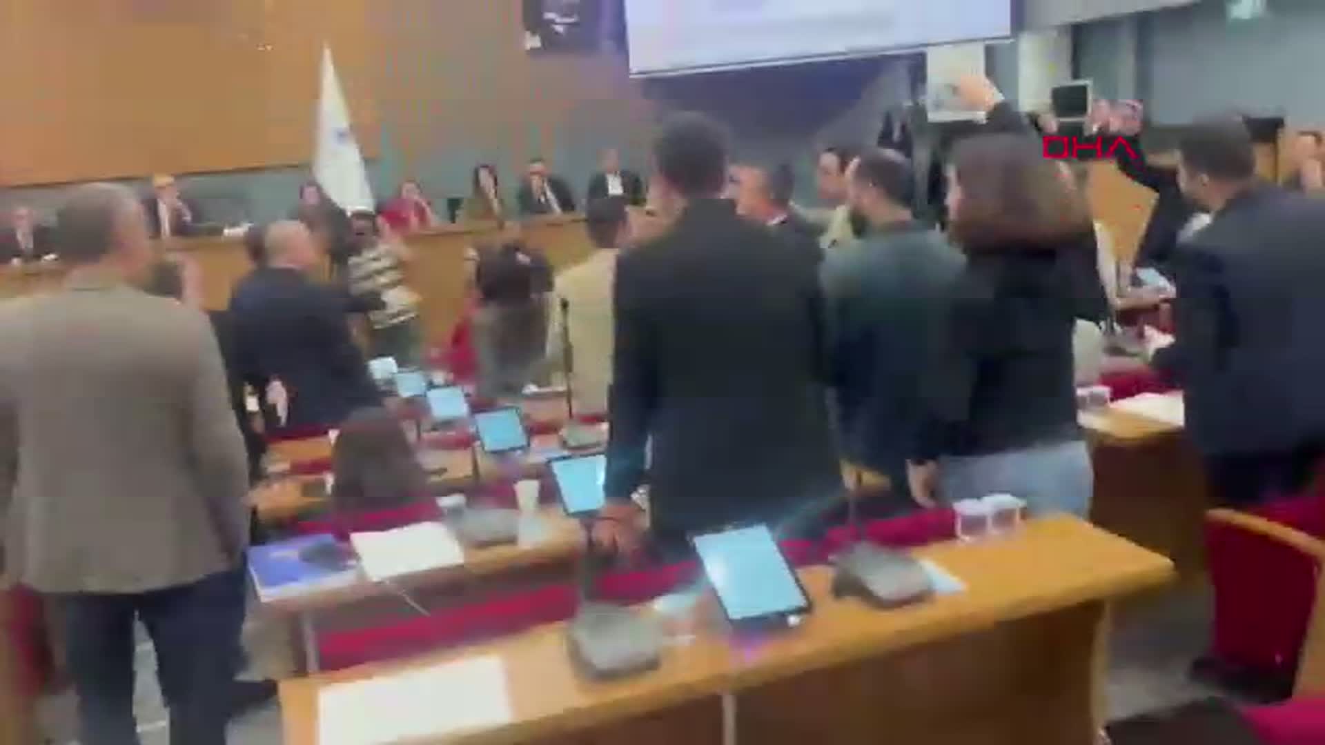 İzmir Büyükşehir Belediye Meclisi'nde Tartışmalar ve Gergin Anlar