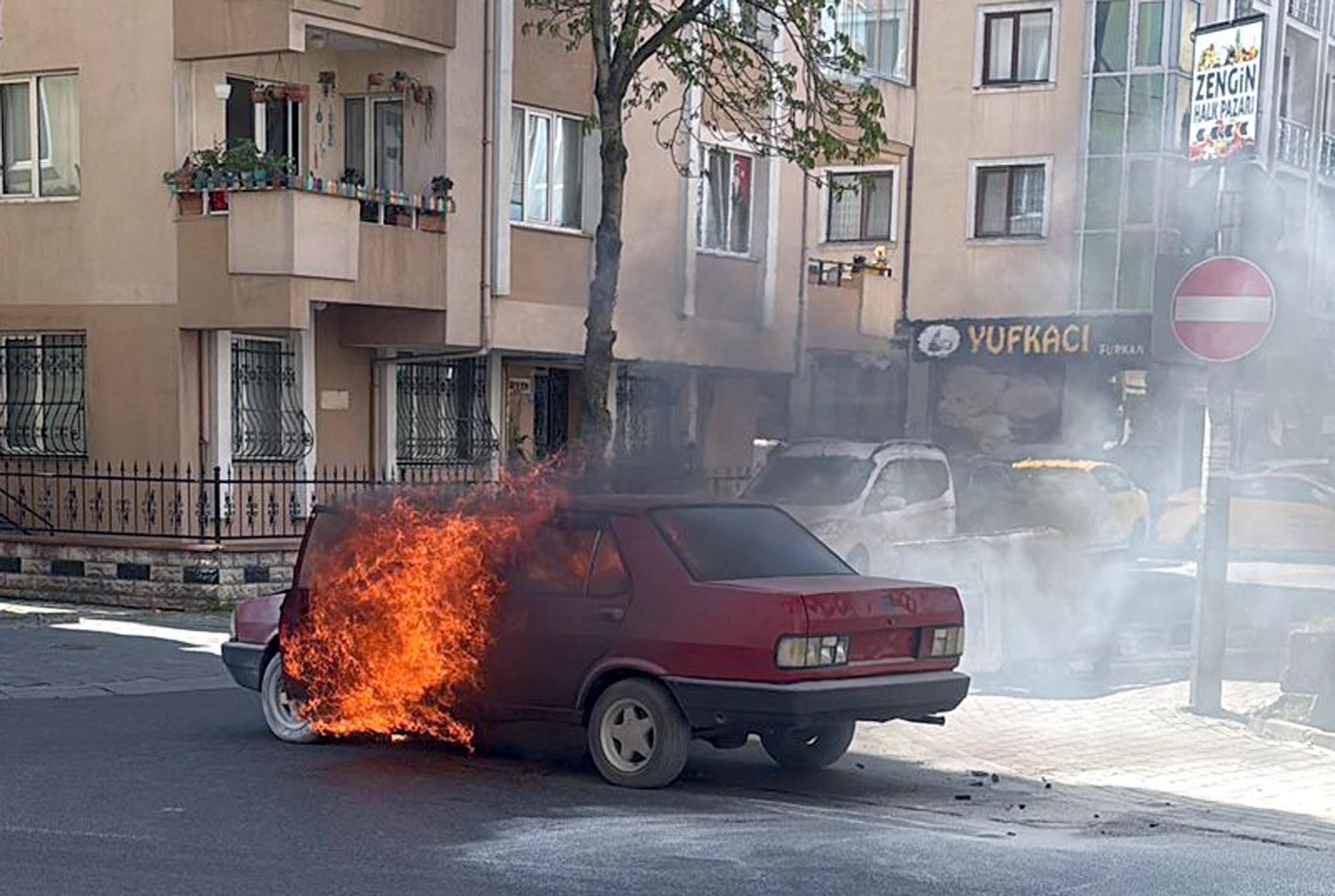 Seyir Halindeki Otomobil Alev Alev Yandı