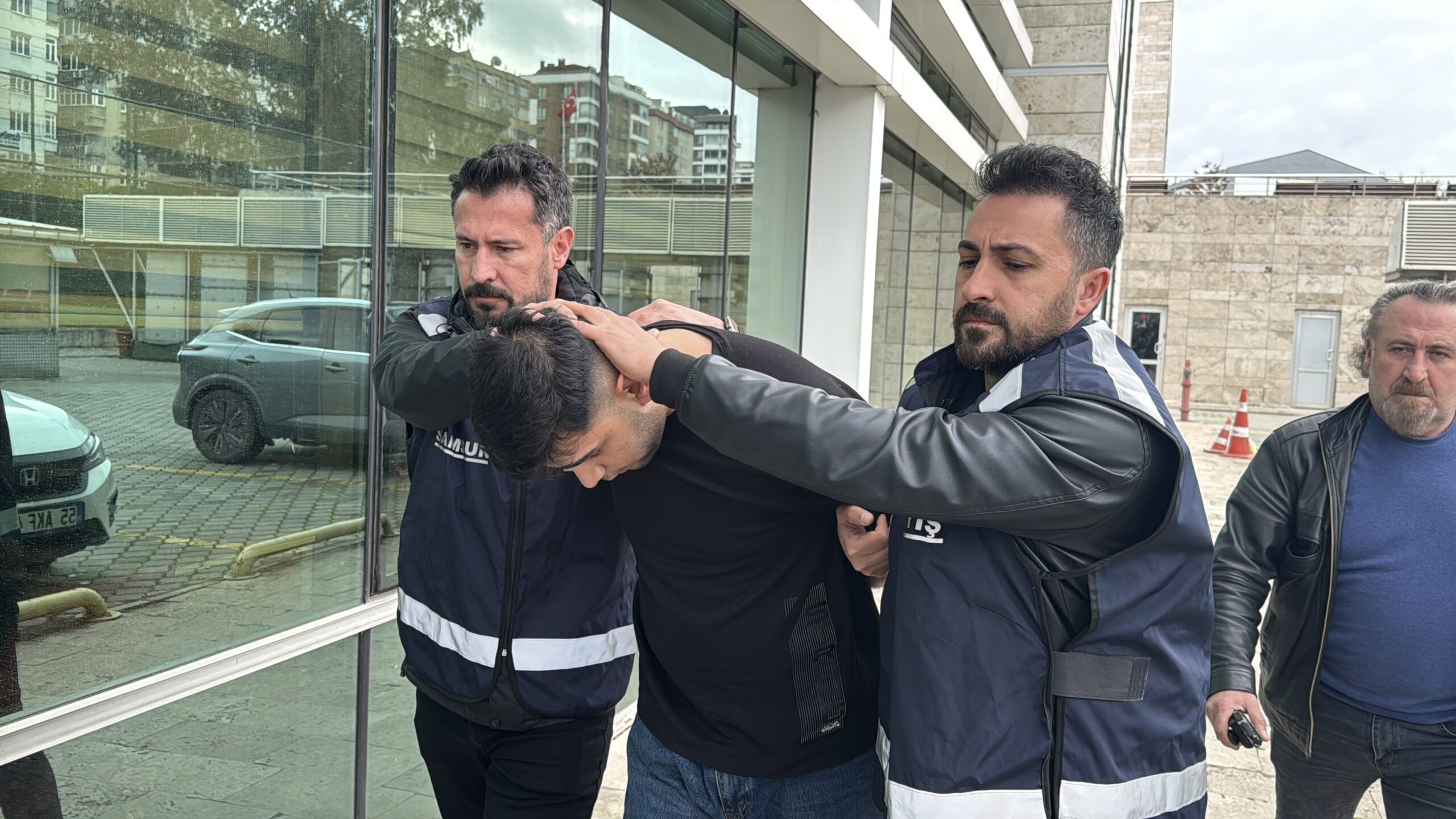 Samsun'da Bıçaklama Olayı: Mesai Arkadaşını Öldüren Şüpheli Adliyeye Sevk Edildi
