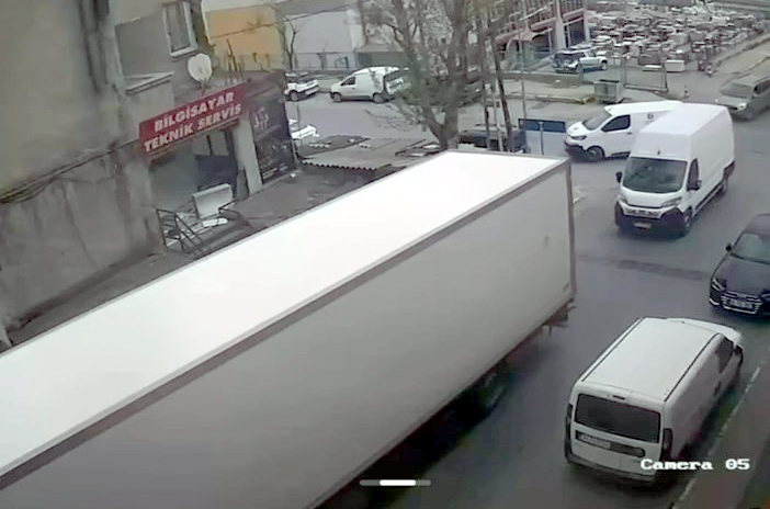 Beylikdüzü'nde Freni Çekilmeyen TIR, Minibüse Çarptı