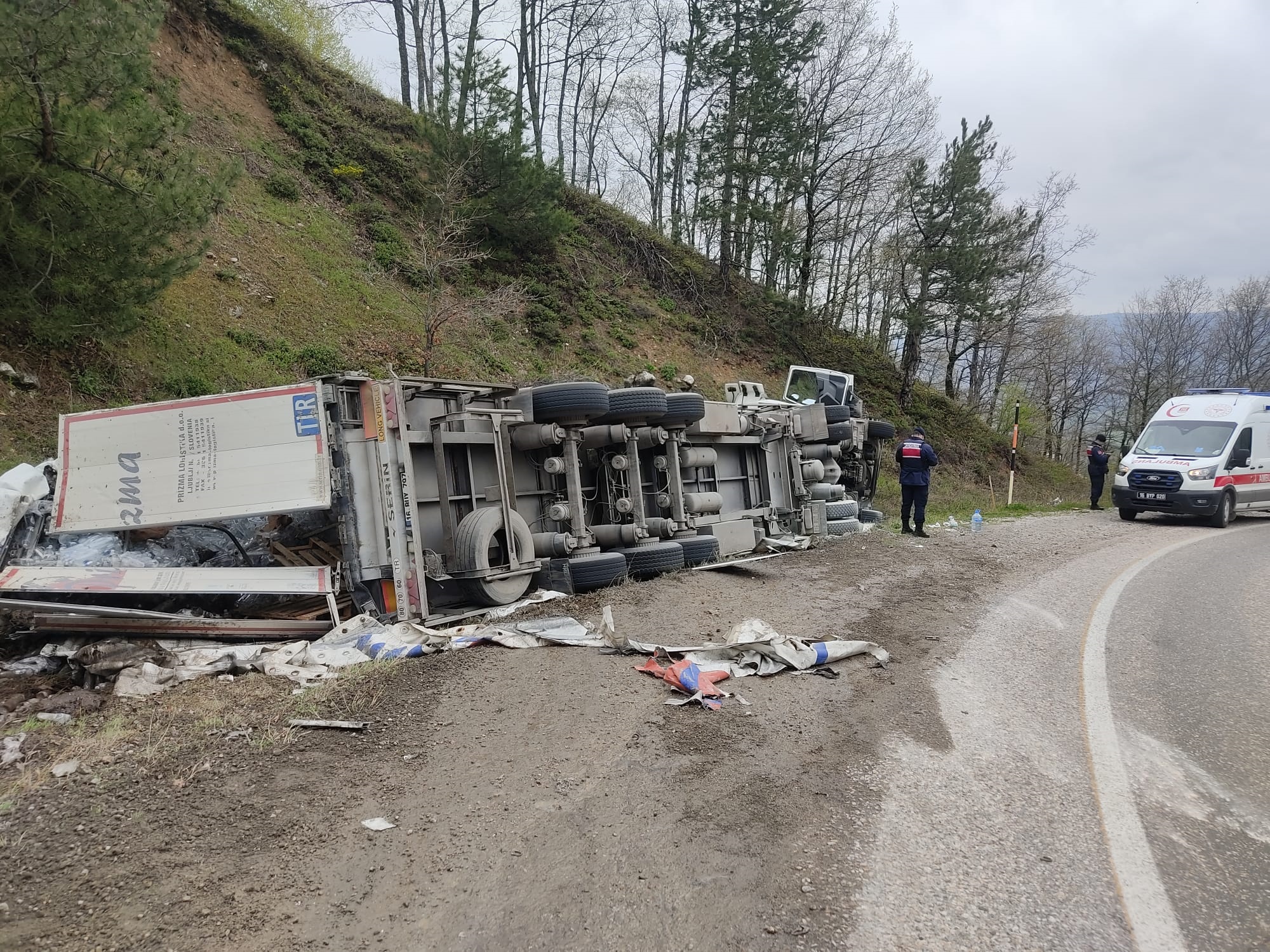 Freni Boşalan TIR Yamaca Çarparak Devrildi; Sürücü Yaralandı